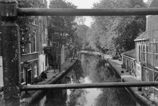 604278 Gezicht op de Oudegracht te Utrecht, vanaf de Vollersbrug, met links de Twijnstraat aan de Werf.